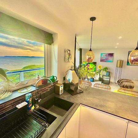 Stunning Sea View Two Double Bedroom Apartment - With Balcony - Opposite Beachfront Walk Борнмут Екстер'єр фото