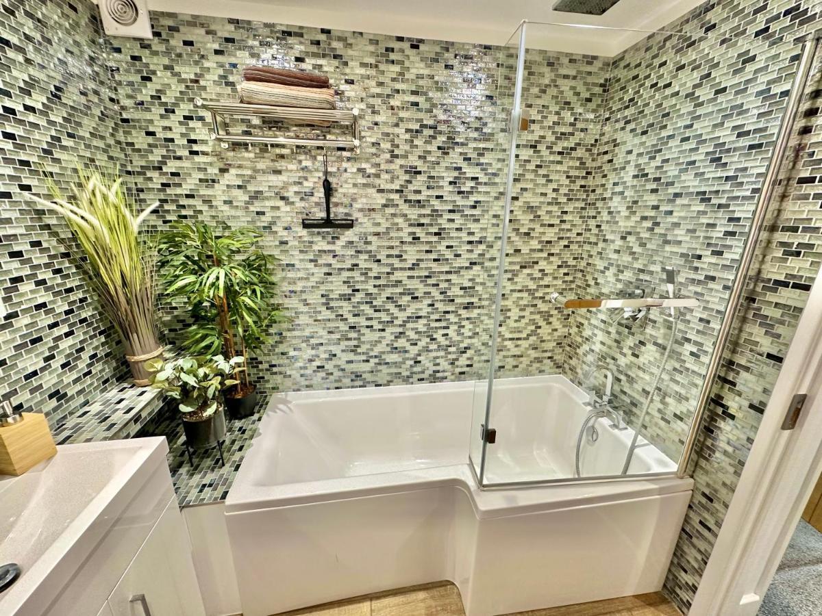 Stunning Sea View Two Double Bedroom Apartment - With Balcony - Opposite Beachfront Walk Борнмут Екстер'єр фото