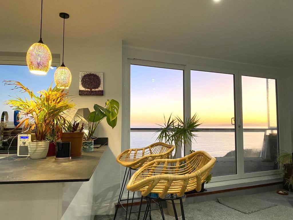 Stunning Sea View Two Double Bedroom Apartment - With Balcony - Opposite Beachfront Walk Борнмут Екстер'єр фото