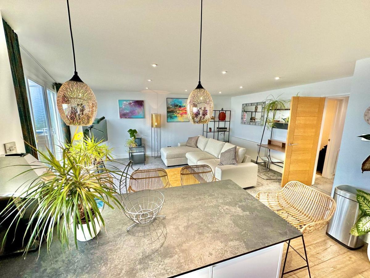 Stunning Sea View Two Double Bedroom Apartment - With Balcony - Opposite Beachfront Walk Борнмут Екстер'єр фото