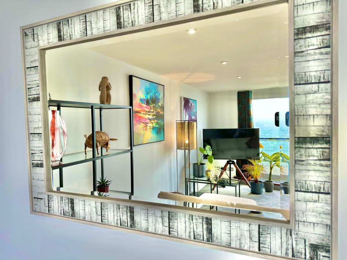 Stunning Sea View Two Double Bedroom Apartment - With Balcony - Opposite Beachfront Walk Борнмут Екстер'єр фото