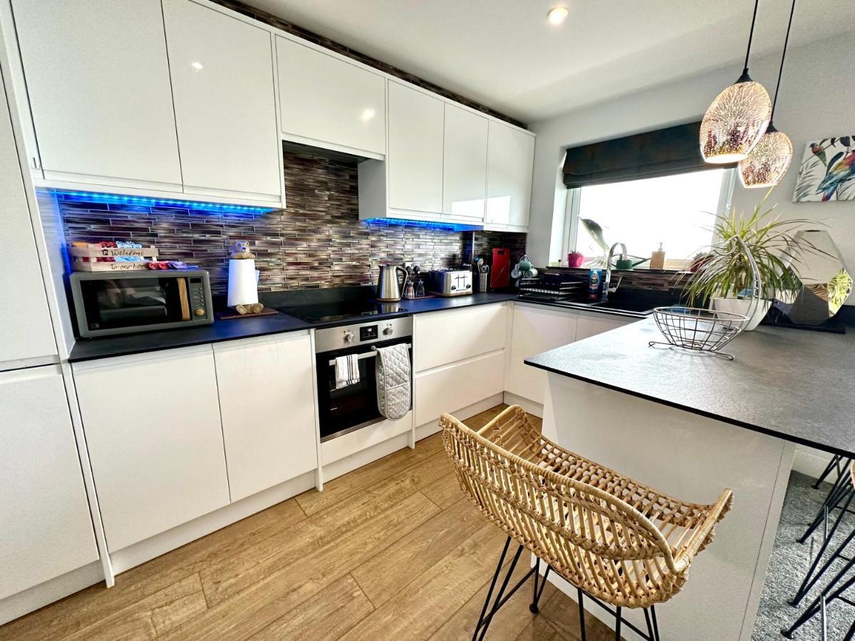 Stunning Sea View Two Double Bedroom Apartment - With Balcony - Opposite Beachfront Walk Борнмут Екстер'єр фото